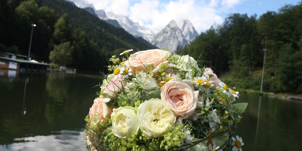 Destination-Wedding - Art der Location: Eventlocation / Fabrik / Lagerhalle - Zugspitze - Hochzeit am See in den Bergen von Garmisch-Partenkirchen - Riessersee Hotel Garmisch-Partenkirchen