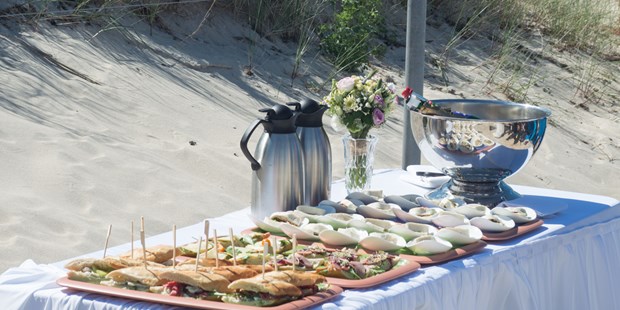 Destination-Wedding - Umgebung: am Meer - Deutschland - Picknick am Strand - Hotel Hanseatic Rügen & Villen