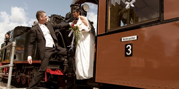 Destination-Wedding - Preisniveau Hochzeitsfeier: €€€ - Standesamtliche Trauung in der historischen Schmalspurbahn "Rasender Roland" - Hotel Hanseatic Rügen & Villen