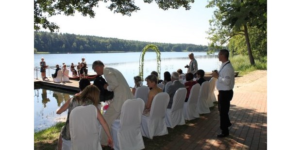 Destination-Wedding - Art der Location: Wiese / Feld / Wald / Strand - Mecklenburg-Vorpommern - Trauung auf dem Steg - Jagdschloss Waldsee