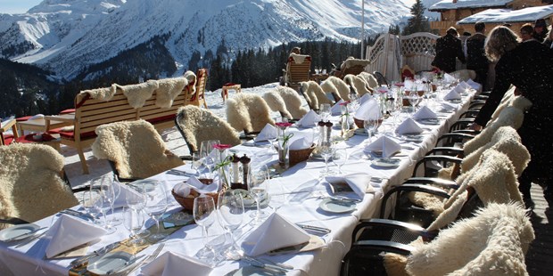 Destination-Wedding - Hunde erlaubt - Alpenregion Bludenz - Hochzeitstafel auf unserer Sonnenterrasse - ein Wintertraum! - Hotel Goldener Berg & Alter Goldener Berg