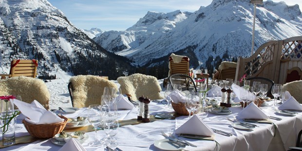 Destination-Wedding - Personenanzahl - Arlberg - Hochzeitstafel auf unserer Sonnenterrasse - ein Wintertraum! - Hotel Goldener Berg & Alter Goldener Berg
