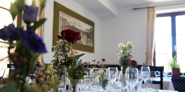 Destination-Wedding - Preisniveau Zimmer/Suiten: €€ - Steiermark - Tischdekoration nach Ihren Geschmack und wünschen - Naturhotel Schloss Kassegg