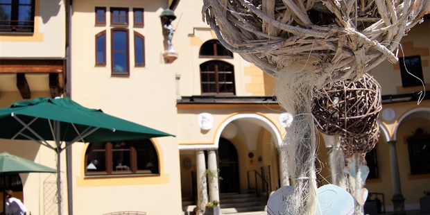 Destination-Wedding - Preisniveau Hochzeitsfeier: €€ - Alpenregion Nationalpark Gesäuse - Schlosshof bei Schönwetter - Naturhotel Schloss Kassegg