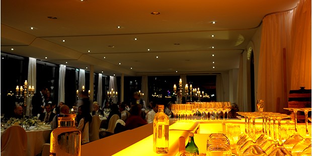 Destination-Wedding - Art der Location: Hotel / Chalet - Bad Tölz - Festsaal und beleuchtete Bar  - ViCulinaris im Kolbergarten