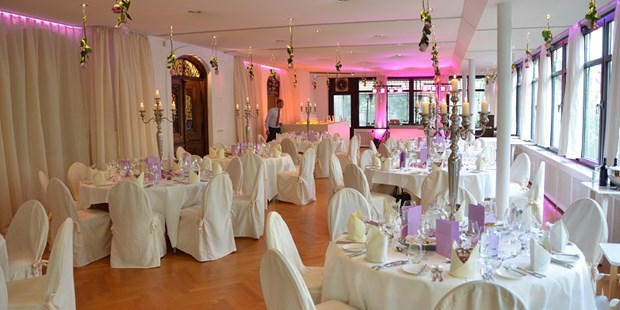 Destination-Wedding - Preisniveau Hochzeitsfeier: €€ - Bayern - Festsaal mit hängender Dekoration - ViCulinaris im Kolbergarten
