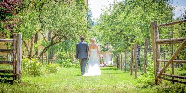 Destination-Wedding - Umgebung: am Land - Lavanttal - Hochzeits - Fotoshooting im Garten - Gut Schloss Lichtengraben  - romantisches Schloss exklusive mieten