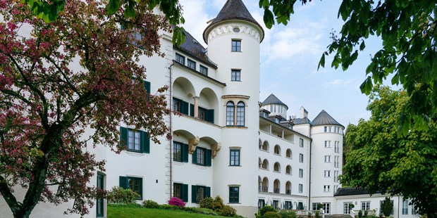 Destination-Wedding - Art der Location: Hotel / Chalet - Aigen im Ennstal - Schloss Pichlarn, Außenansicht.
Foto © Richard Schabetsberger - Schloss Pichlarn