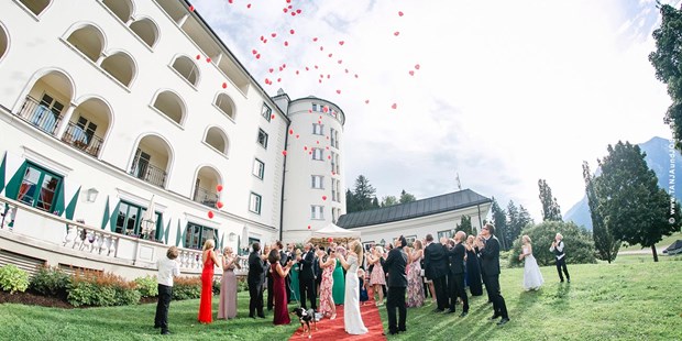 Destination-Wedding - Art der Location: Eventlocation / Fabrik / Lagerhalle - Aigen im Ennstal - Agape im Park vor der Schlossterrasse.
Foto © tanjaundjosef.at - Schloss Pichlarn