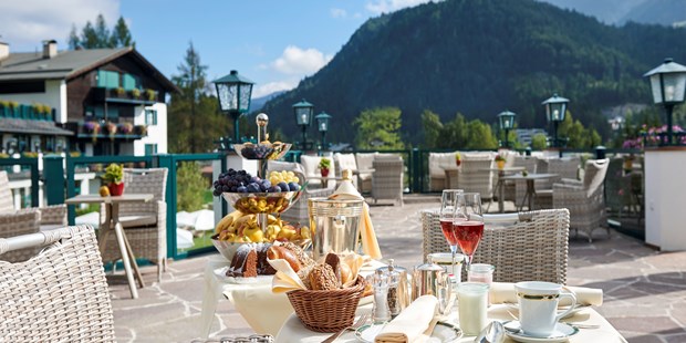 Destination-Wedding - Personenanzahl - Tirol - Romantisches Frühstück auf der Astoria Terrasse mit atemberaubendem Ausblick - Astoria Resort***** in Seefeld