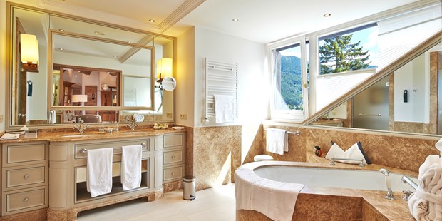 Destination-Wedding - Festzelt - Tiroler Oberland - Astoria Panorama Suite Badezimmer mit Ausblick - Astoria Resort***** in Seefeld