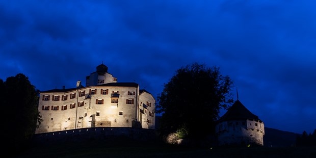 Destination-Wedding - Art der Location: Schloss / Burg - Tiroler Unterland - Schloss bei Nacht - Schloss Friedberg