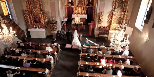 Destination-Wedding - Preisniveau Hochzeitsfeier: €€ - Die Kirche St. Ulrich ist nur ein paar Meter vom Hotel entfernt.  - Hotel Prägant