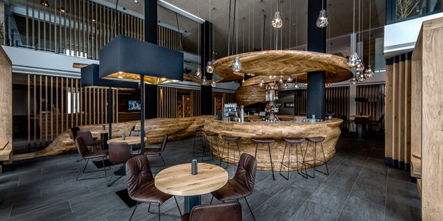 Destination-Wedding - Art der Location: Eventlocation / Fabrik / Lagerhalle - Pinzgau - Unsere Bar "Freiraum" aus 16.000 Eichenholzwürfeln wurde mit einem Architektur-Award ausgezeichnet. - PURADIES Hotel & Chalets