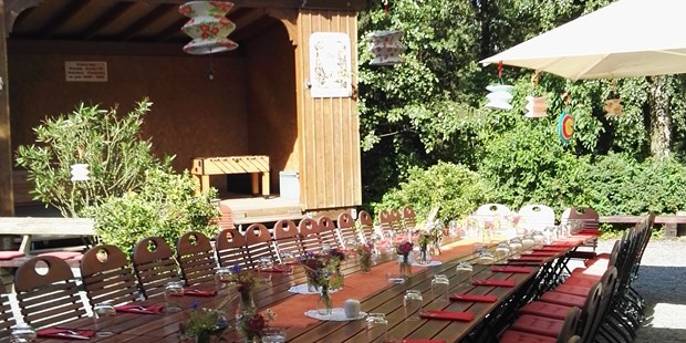 Destination-Wedding - Art der Location: Eventlocation / Fabrik / Lagerhalle - Tafel zum Sommerfest - Bergwirtschaft Bieleboh Restaurant & Hotel