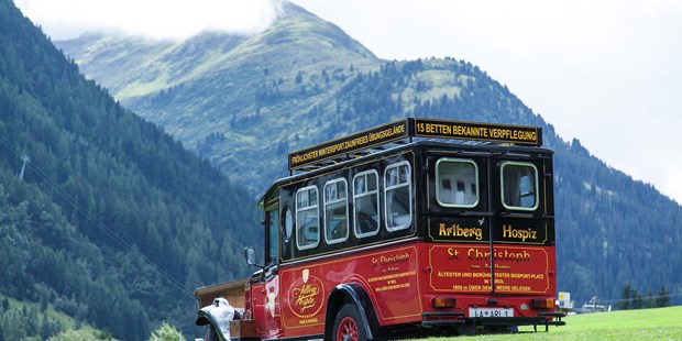 Destination-Wedding - Personenanzahl - Arlberg - Unser Oldtimer Bus exklusiv für die Hochzeitsgesellschaft - arlberg1800 RESORT