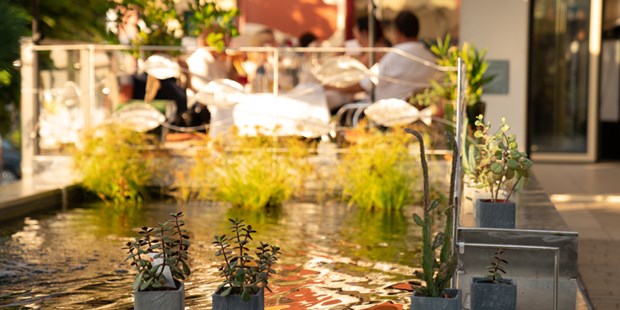 Destination-Wedding - Preisniveau Hochzeitsfeier: €€ - Thermenland Steiermark - Wasserpiele im bunten Restaurant + Kunsthotel Malerwinlk in der schönen STeiermark - Malerwinkl Restauarnt + Kunsthotel