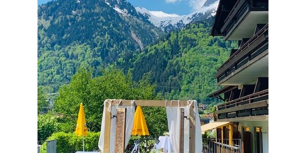 Destination-Wedding - Garten - Vorarlberg - Bierbänke und auch der Hochzeitsbogen können bei uns gemietet werden.  - Relax- & Vitalhotel Adler