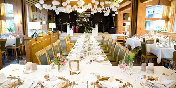 Destination-Wedding - Art der Location: Restaurant - Vorarlberg - Speisesaal mit Hochzeitstafel - Relax- & Vitalhotel Adler
