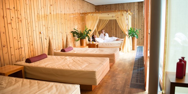 Destination-Wedding - Preisniveau Zimmer/Suiten: €€ - Vorarlberg - Ruheraum mit Wasserbetten im Wellnessbereich - Relax- & Vitalhotel Adler