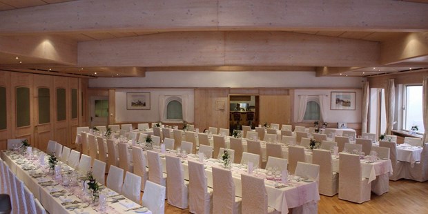 Destination-Wedding - Art der Location: Hotel / Chalet - Vorarlberg - Saal mit Hussen - Hotel Krone