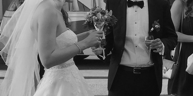 Destination-Wedding - Perfekte Jahreszeit: Sommer-Hochzeit - Vorarlberg - Unser Brautpaar beim Aperitifempfang - vorgefahren mit schmuckem Oldtimer - Vienna House Martinspark Dornbirn