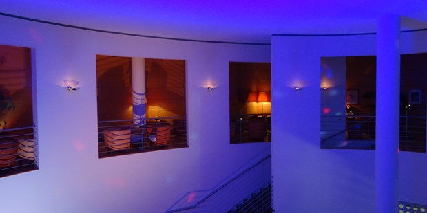 Destination-Wedding - Umgebung: in einer Stadt - Bezirk Dornbirn - Hotelhalle mit Galerie stilvoll beleuchtet - Vienna House Martinspark Dornbirn