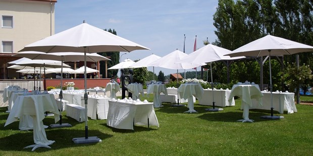 Destination-Wedding - barrierefreie Location - Burgenland - Empfang und/oder Agape auf der Hotelwiese - Das Eisenberg