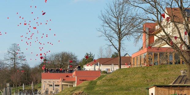 Destination-Wedding - barrierefreie Location - Südburgenland - Luftballons steigen lassen - Das Eisenberg