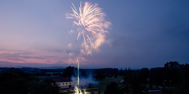 Destination-Wedding - Garten - Österreich - Mit einem abschließenden Feuerwerk lässt sich die Hochzeitsfeier herrlich abrunden. - Schloss Ernegg