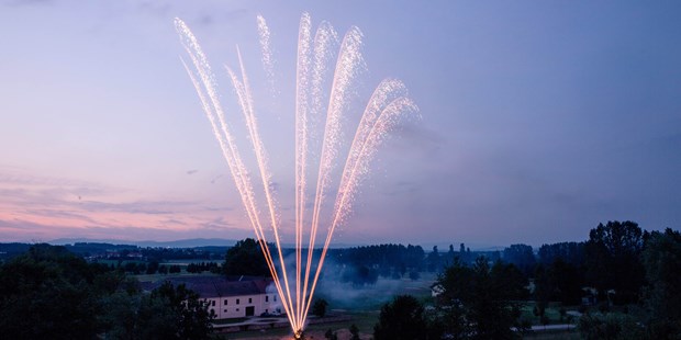 Destination-Wedding - Festzelt - Österreich - Das Schloss Ernegg bietet die Möglichkeit ein Feuerwerk zu veranstalten. - Schloss Ernegg