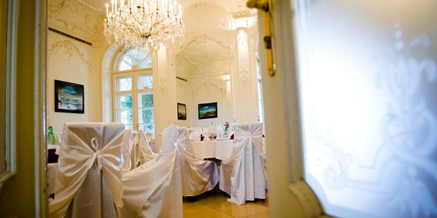 Destination-Wedding - Preisniveau Hochzeitsfeier: €€ - Der Festsaal vom Schloss Wilhelminenberg in Wien.
Foto © greenlemon.at - Austria Trend Hotel Schloss Wilhelminenberg