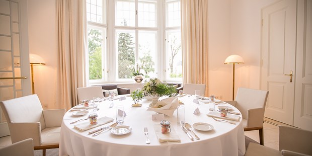 Destination-Wedding - Umgebung: in einer Stadt - Zeltweg - Hochzeitstafel runder Tisch - Hotel Steirerschlössl