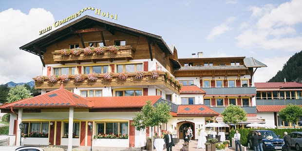 Destination-Wedding - Art der Location: Hotel / Chalet - Tiroler Oberland - Heiraten im Wellnesshotel ZUM GOURMET in Tirol.
Foto © formafoto.net - Aktivhotel ZUM GOURMET