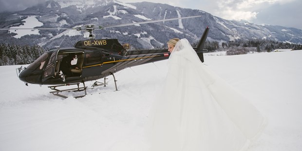 Destination-Wedding - Garten - Österreich - Braut reist im Helikopter an  - Schloss Prielau Hotel & Restaurants