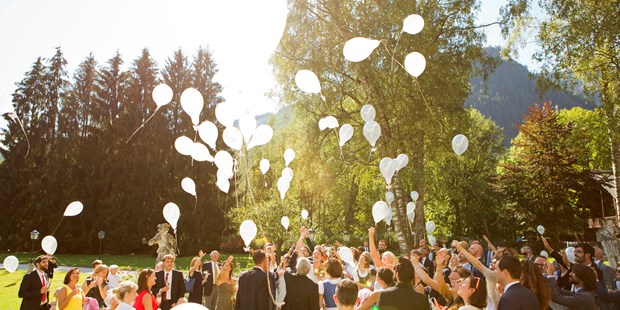 Destination-Wedding - Garten - Österreich - Balloons fliegen lassen bringt Glück! - Schloss Prielau Hotel & Restaurants
