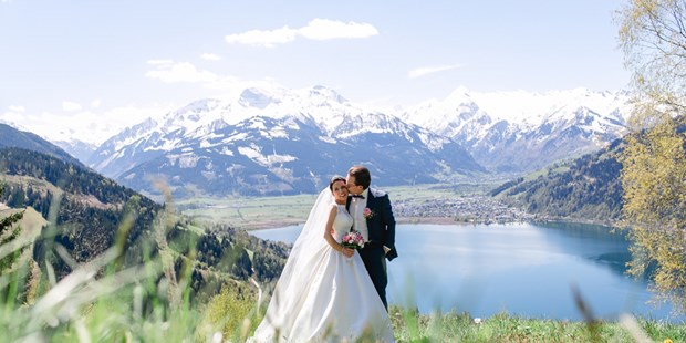 Destination-Wedding - Preisniveau Zimmer/Suiten: €€ - Salzburg - Fotoshooting mit Blick auf den Zeller See und das Kitzsteinhorn - Schloss Prielau Hotel & Restaurants