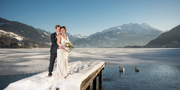 Destination-Wedding - Preisniveau Zimmer/Suiten: €€ - Salzburg - Winterliches Fotoshooting am Privatstrand  - Schloss Prielau Hotel & Restaurants