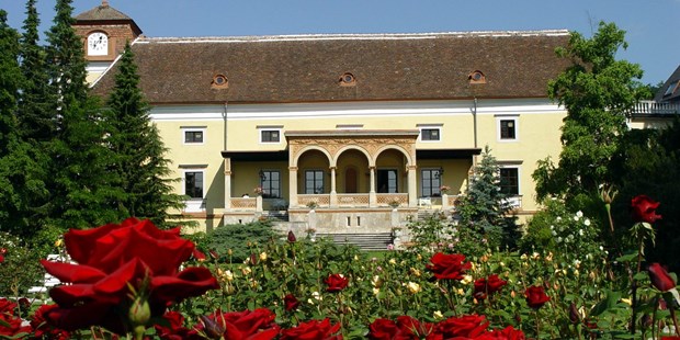 Destination-Wedding - Exklusivität - Wienerwald - Blick vom Rosengarten auf die Schloss Weikersdorfer Rosenterrasse.  - Hotel Schloss Weikersdorf