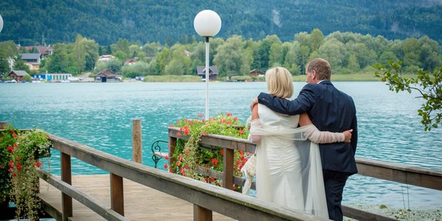 Destination-Wedding - Umgebung: am Land - Faak am See - romantischer Augenblick an der Bootsanlegestelle - Inselhotel Faakersee - Inselhotel Faakersee