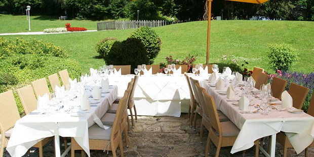 Destination-Wedding - Hunde erlaubt - Kärnten - Hochzeitstafel im Kastaniengarten - Inselhotel Faakersee - Inselhotel Faakersee