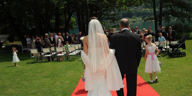 Destination-Wedding - Umgebung: am Land - Faak am See - Die Braut schreitet zur Zeremonie - Inselhotel Faakersee - Inselhotel Faakersee
