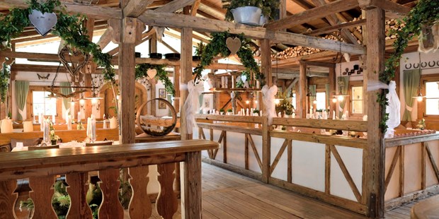 Destination-Wedding - Art der Location: Restaurant - Oberbayern - WiesnHÜTTE Innenansicht - Feuriger Tatzlwurm