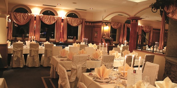 Destination-Wedding - Preisniveau Zimmer/Suiten: €€€ - Salzburg - Feiern im Speisesaal mit bis zu 130 Pers. - Schlosshotel Lacknerhof****S Flachau