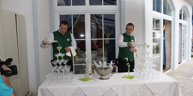 Destination-Wedding - Preisniveau Hochzeitsfeier: €€ - Pongau - Sektempfang auf der Terrasse oder im Garten! - Schlosshotel Lacknerhof****S Flachau