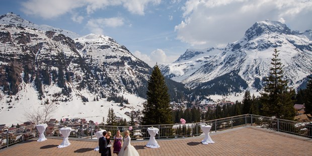 Destination-Wedding - Preisniveau Hochzeitsfeier: €€ - Vorarlberg - Die Terrasse eignet sich wunderbar für standesamtliche Trauungen - Hotel Sonnenburg