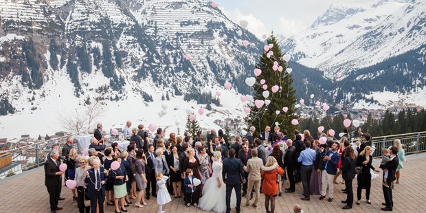 Destination-Wedding - Preisniveau Hochzeitsfeier: €€ - Vorarlberg - Einzigartige Fotos entstehen bei tollem Pa - Hotel Sonnenburg