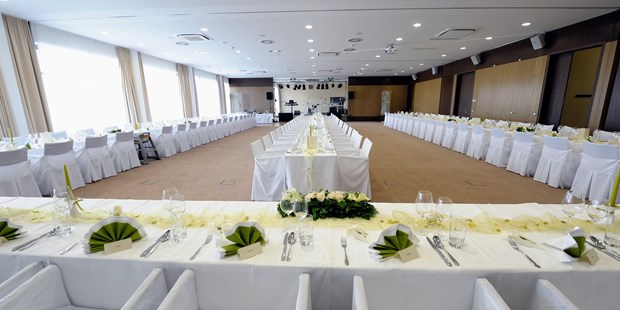 Destination-Wedding - Preisniveau Hochzeitsfeier: €€€€ - Burgenland - Hochzeitstafel - ST. MARTINS Therme & Lodge