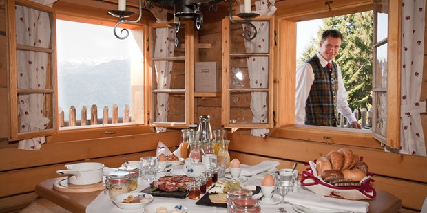 Destination-Wedding - Preisniveau Hochzeitsfeier: €€€ - Österreich - Hüttenwirtfrühstück in der eigenen Hütte - Almdorf Seinerzeit