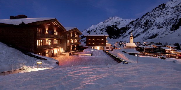 Destination-Wedding - Art der Location: Hotel / Chalet - Vorarlberg - Außenansicht Hotelanlage im Winter - Hotel & Chalet Aurelio